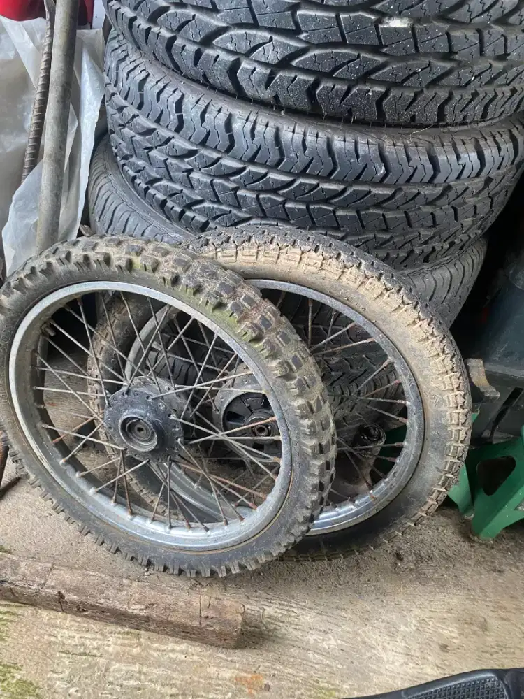 Dijual 1 set pelek ring 17  plus ban copotan fiz