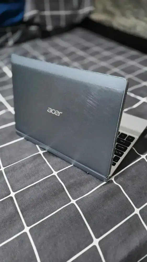 Laptop Acer Aspire SW5 2 in 1 kondisi Normal Cocok Untuk Belajar,Games
