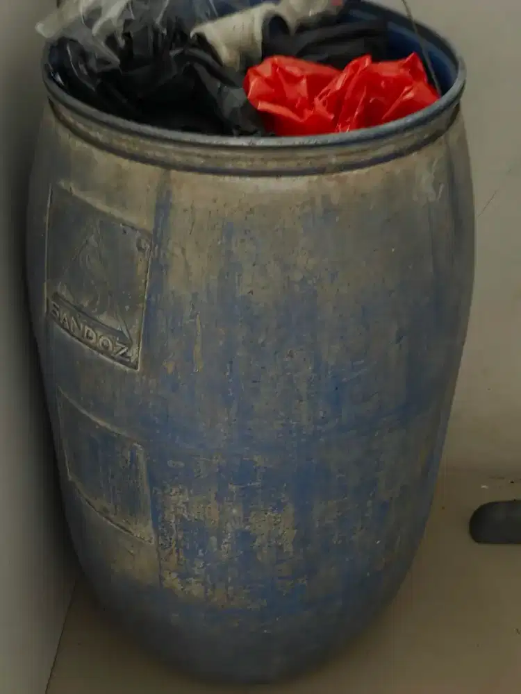 Tong sandos tebal dan besar