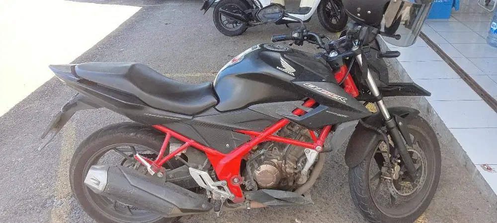 Dijual cepat Honda CB150R tahun 2017 cocok untuk harian