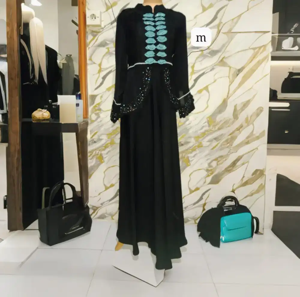 Judul: Gamis Elegan Hitam dengan Hiasan Tosca dan Kristal Ukuran M