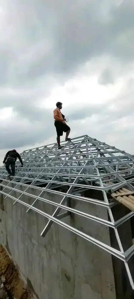 Perbaikan atap rumah