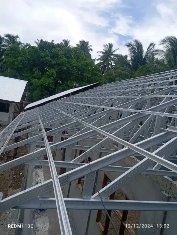 Perbaikan atap rumah