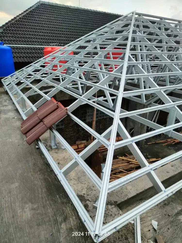 Perbaikan atap rumah