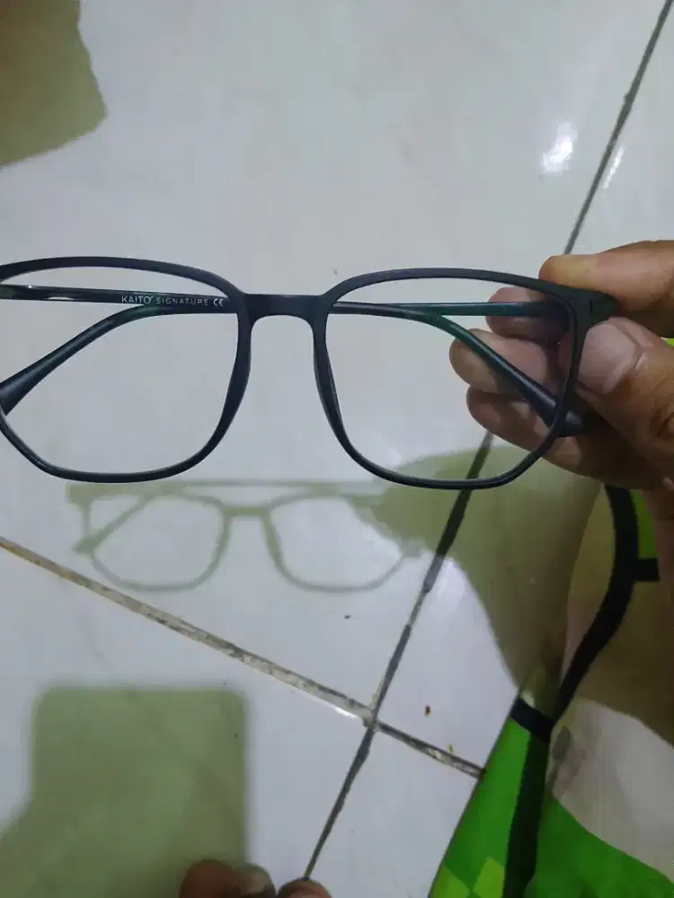 Kacamata Kaito signature