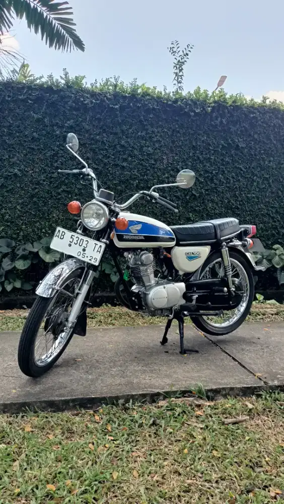 Honda CB100 Warna biru glatik 1973