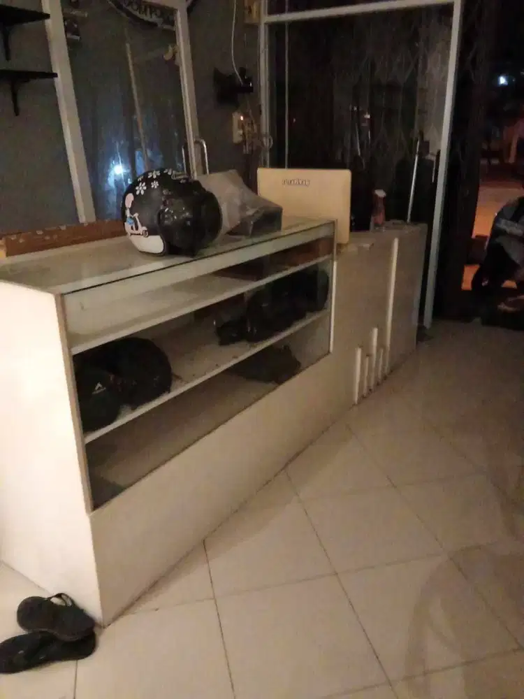 Meja Kasir dan Rak Gantungan Set Jualan Baju Toko