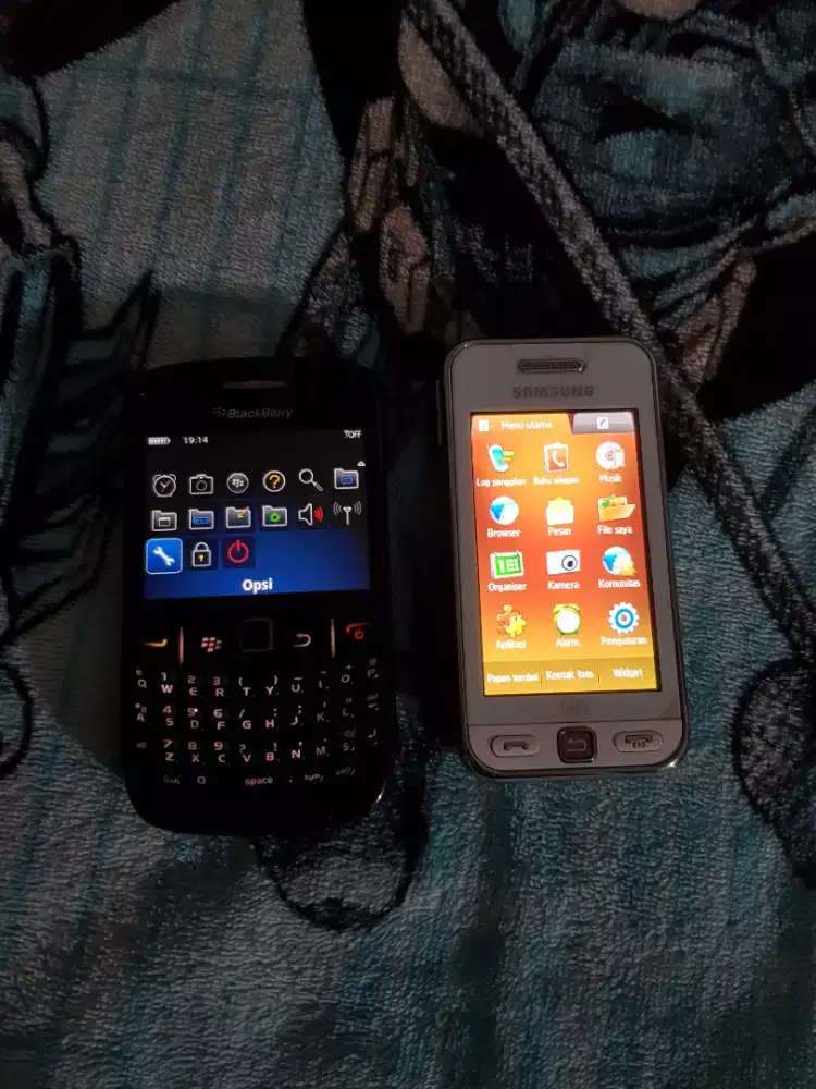 Jual borongan aja nih, kali ada kolektor atau pecinta hp jadul