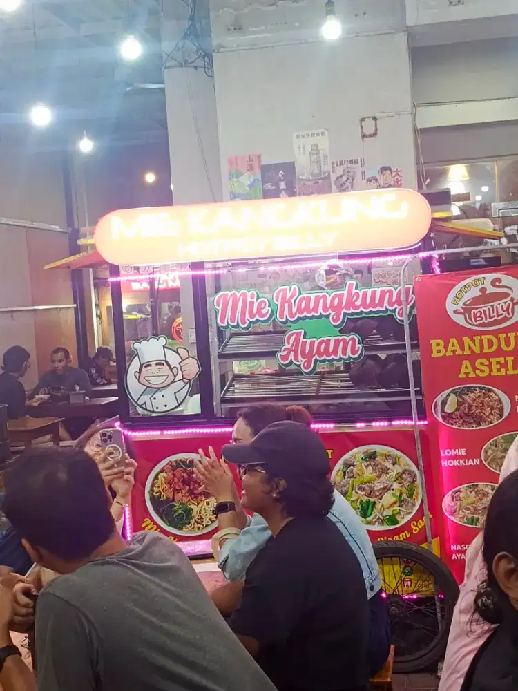 Dibutuhkan 2 org pegawai /outlet untuk jualan mie ayam