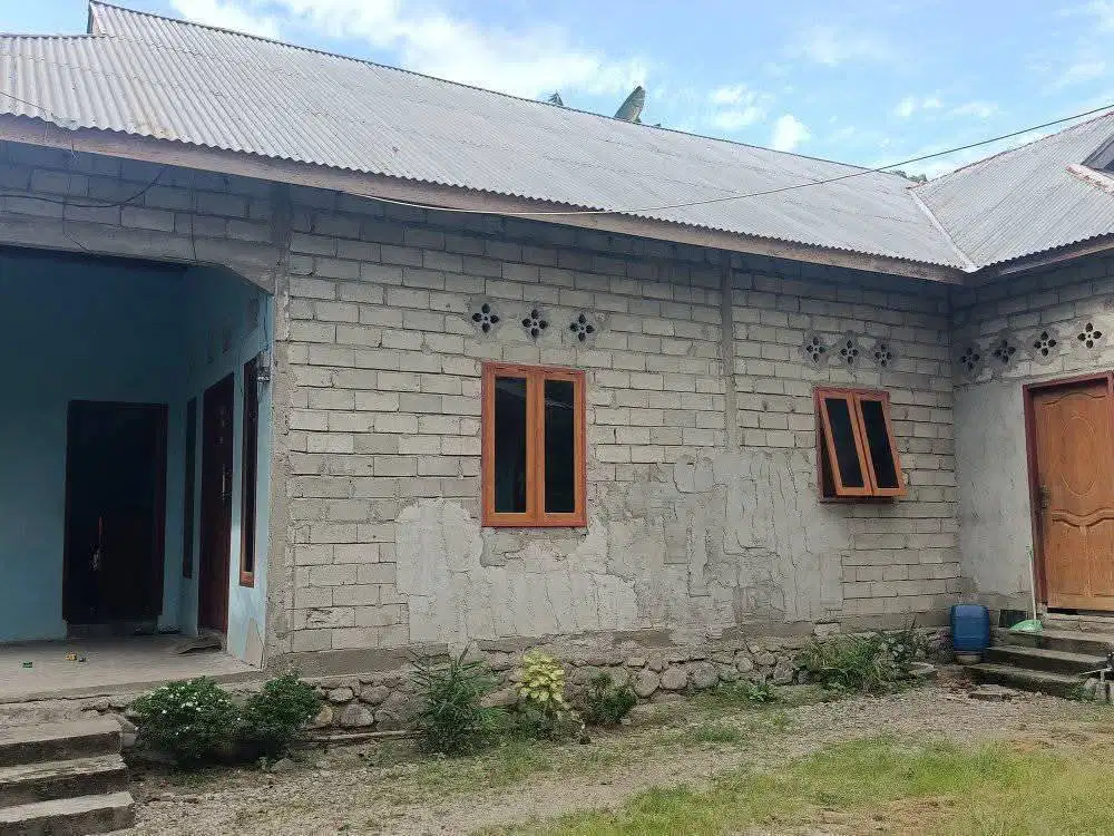 Dijual tanah beserta bangunan rumah dan kios