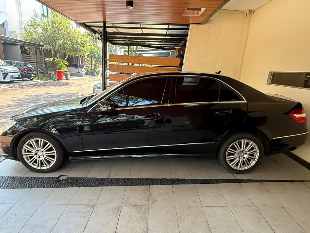 Mercedes-Benz E300 2011 Bensin