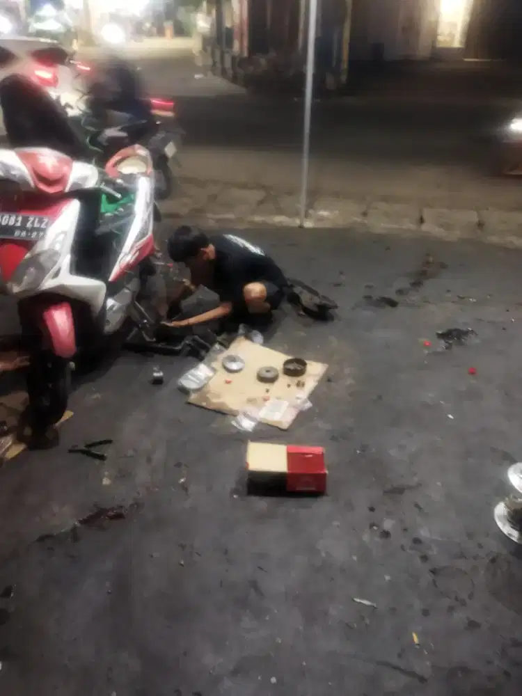 Buka loker untuk mekanik