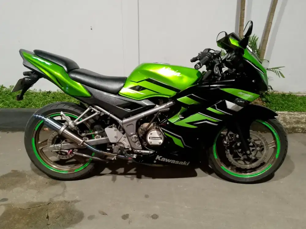 Kawasaki ninja 150 rr thn2015 tgn1 km low 21 rb pjk pjng antik trwt