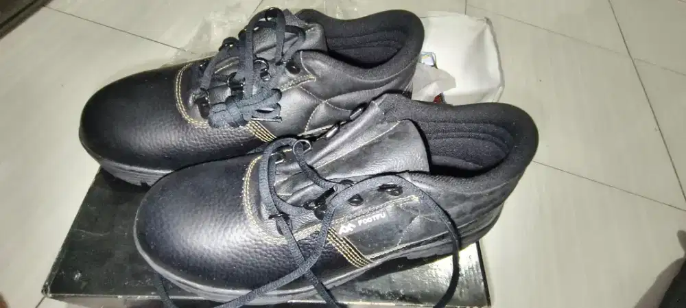 Sepatu safety Merk Footfu