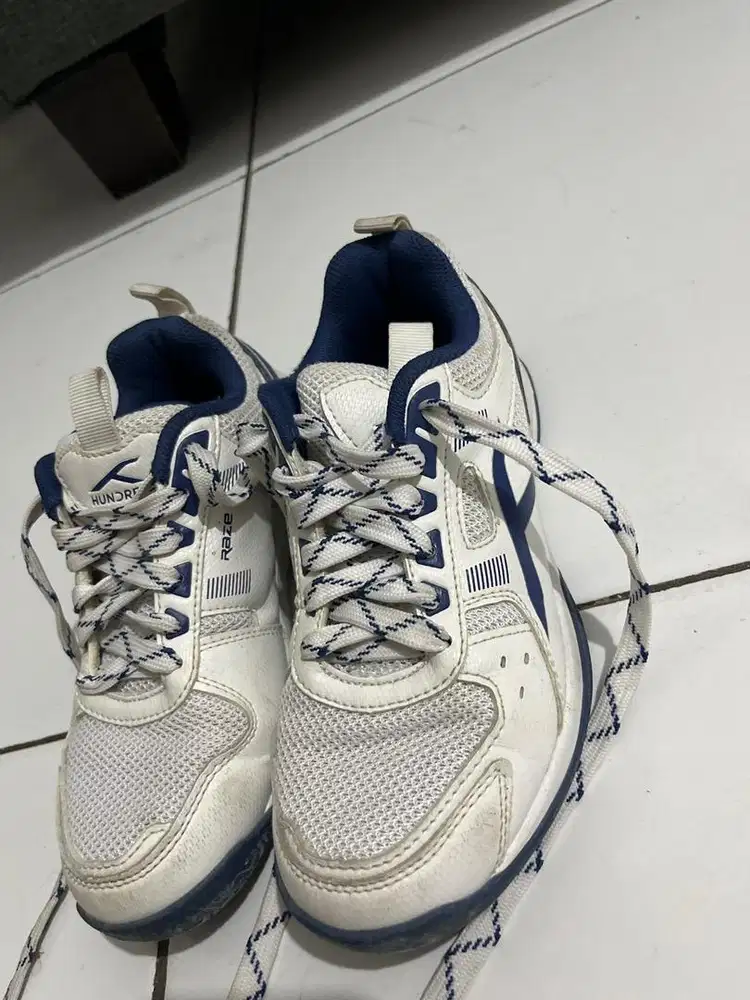 Sepatu badminton anak