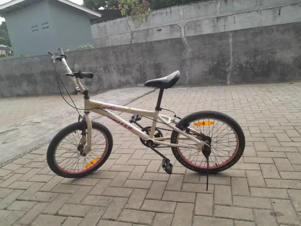 Dijua sepeda united putih