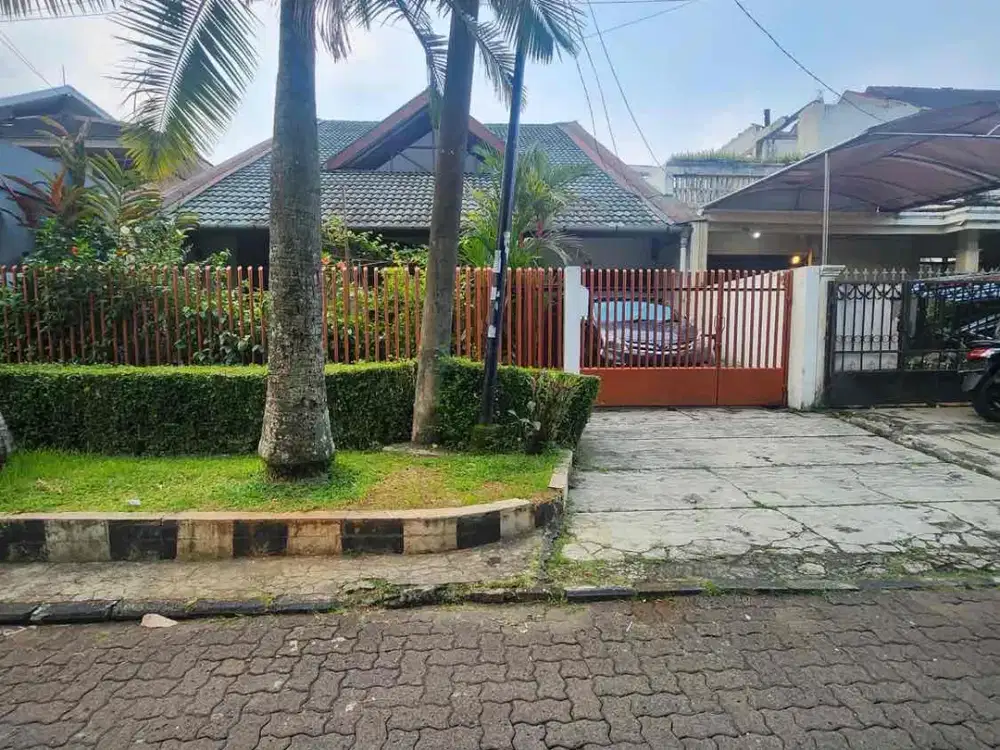 RUMAH LAMA TERAWAT SIAP HUNI DLM KOMPLEK DKT MRT DI LEBAK BULUS Jaksel