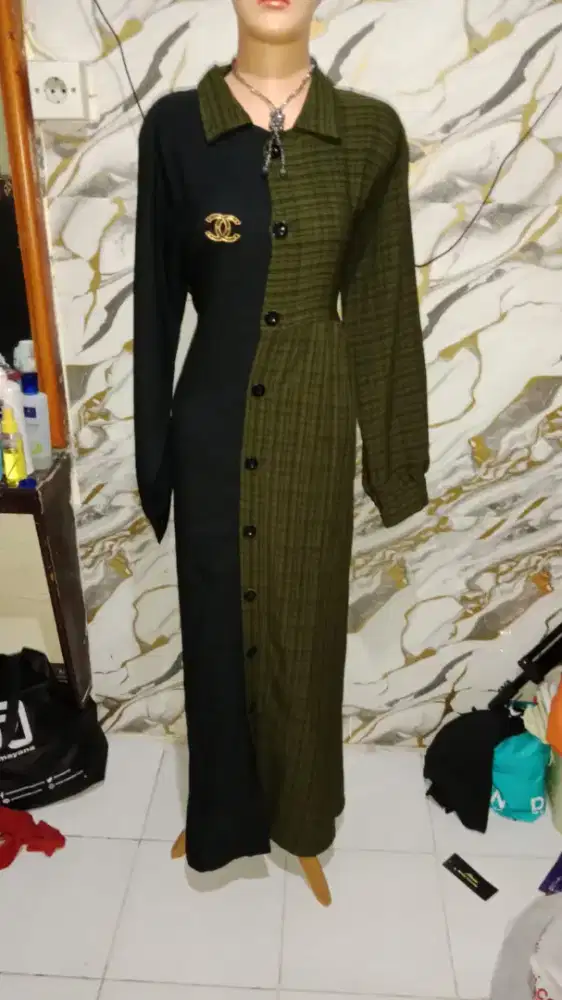 Judul: Gamis Kombinasi Polos dan Kotak-Kotak Elegan