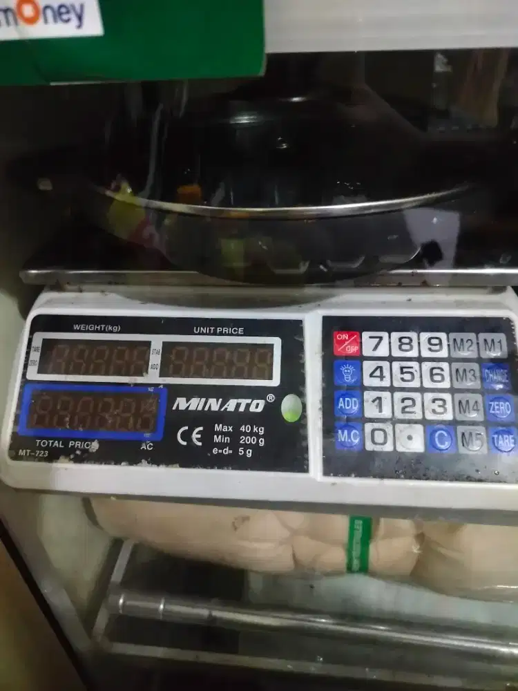 Etalase dan timbangan telor dll