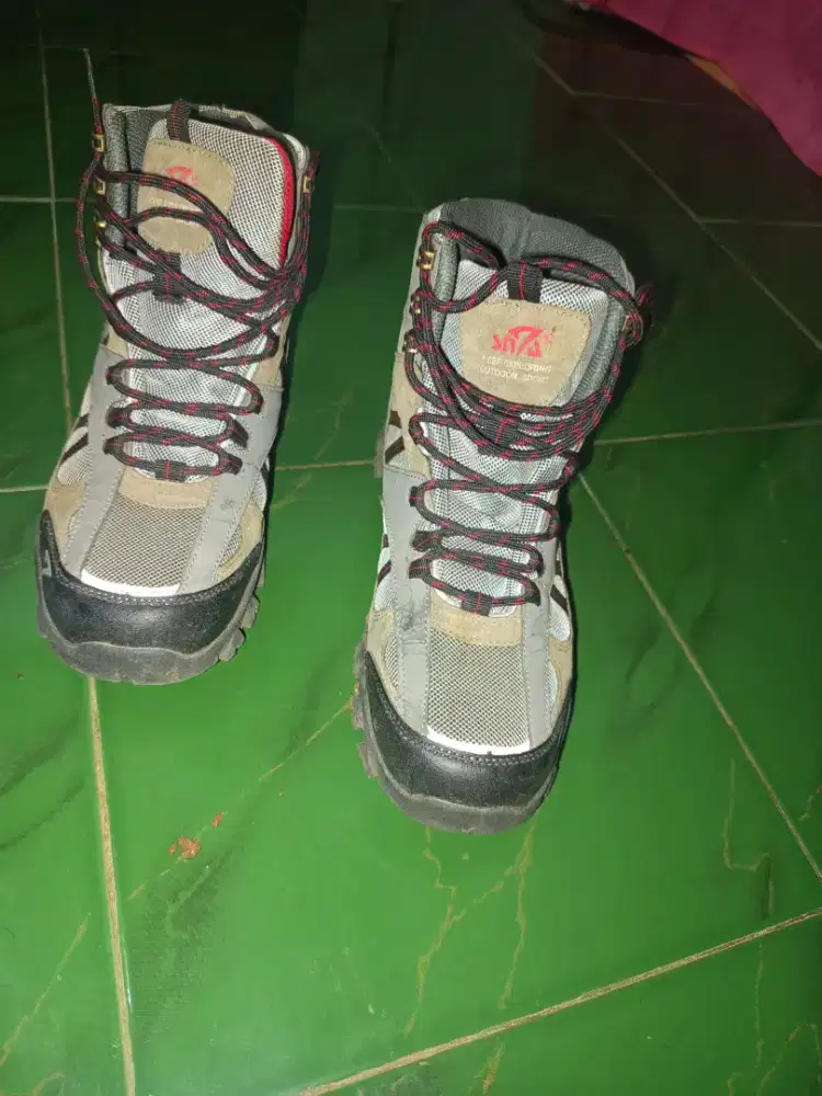 Sepatu gunung SNTA