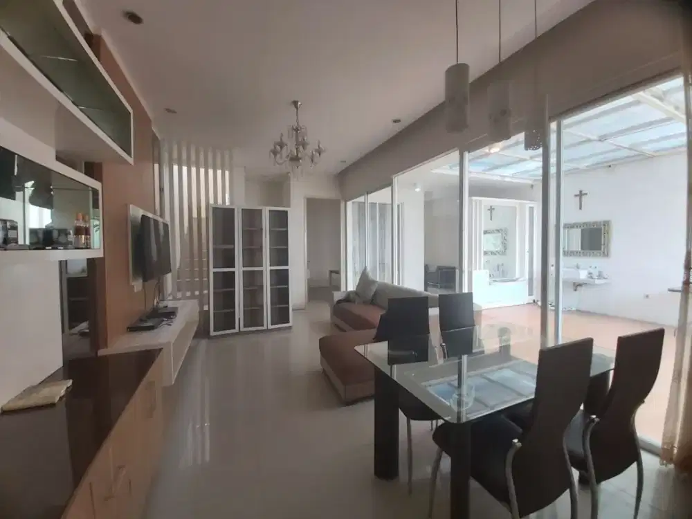 Dijual / Disewakan Cepat Rumah Modern Minimalis halaman dan teras belakang luas Siap Huni Royal Residence Wiyung-Surabaya Barat