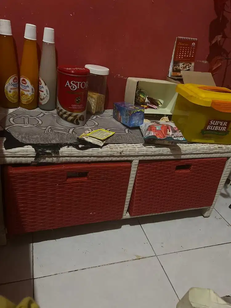 Meja tv rotan masih sangat bagus