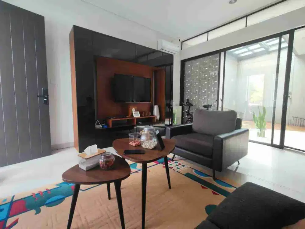 Rumah cakep di Summarecon dengan KT 3+1 dan KM 3+1 dan carport 2 mobil