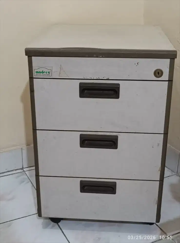 Nakas, lemari laci 3 susun