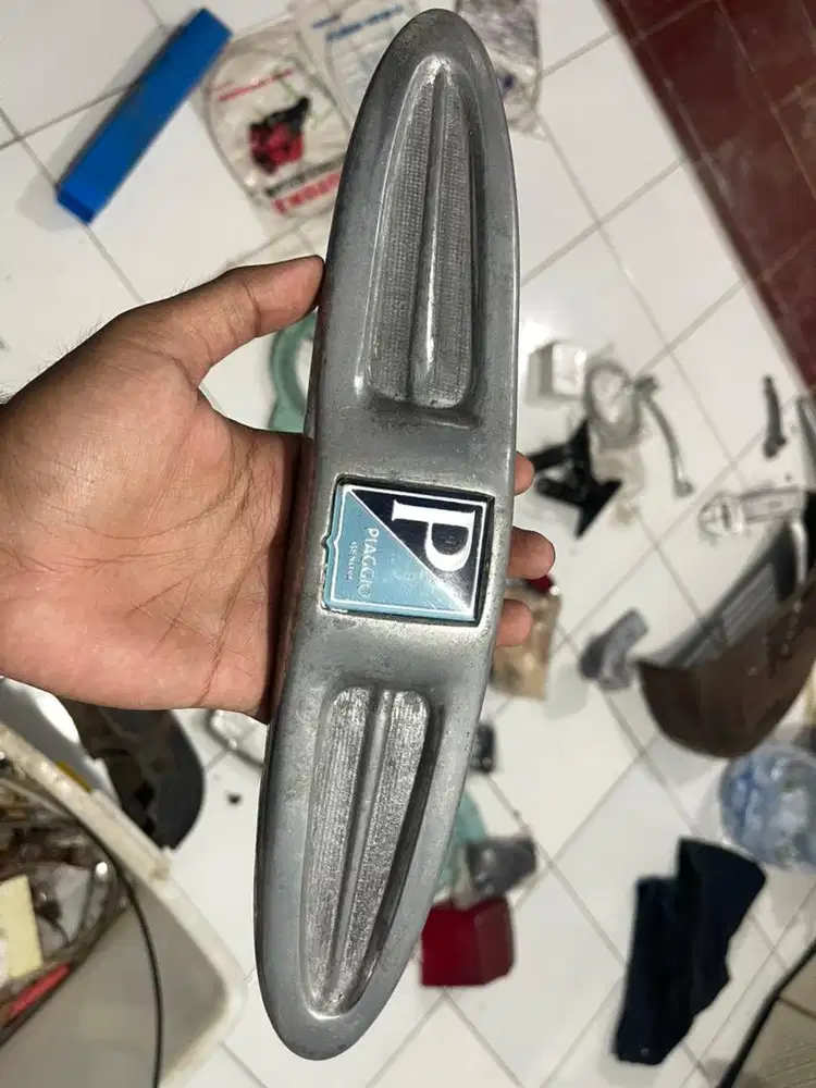 Ulma bowtie wingshield/pacagnini badge vespa ulma