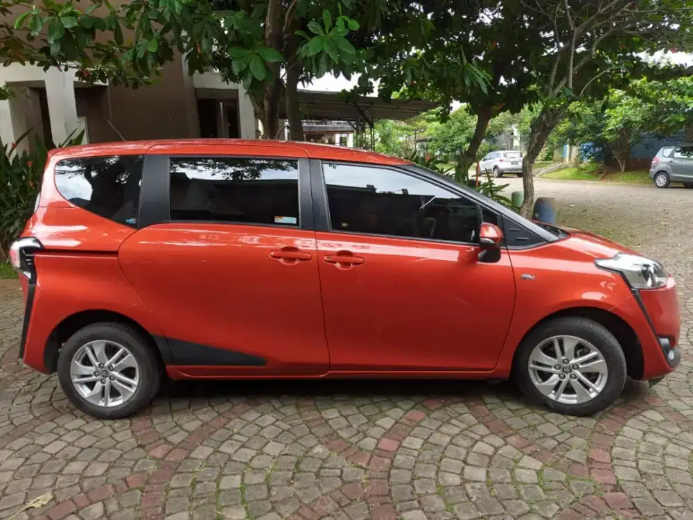 Toyota Sienta tipe G CVT Automatic 2017 Power Door Slide Kiri