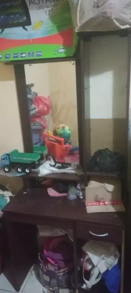 Meja rias dan dispenser