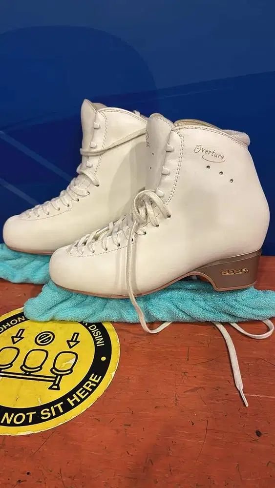 Edea Overture Ice skating