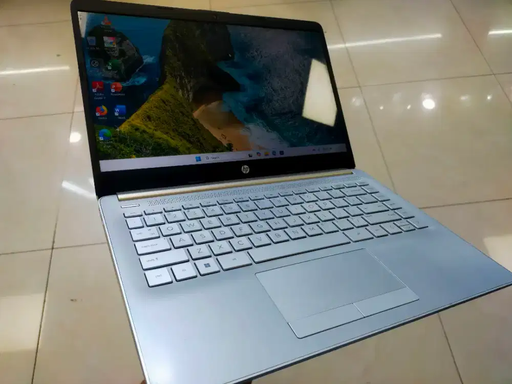 Dijual laptop HP 14s AMD RYZEN 3 Keybod Backlait Ram 8GB DDR4 SSD 256G