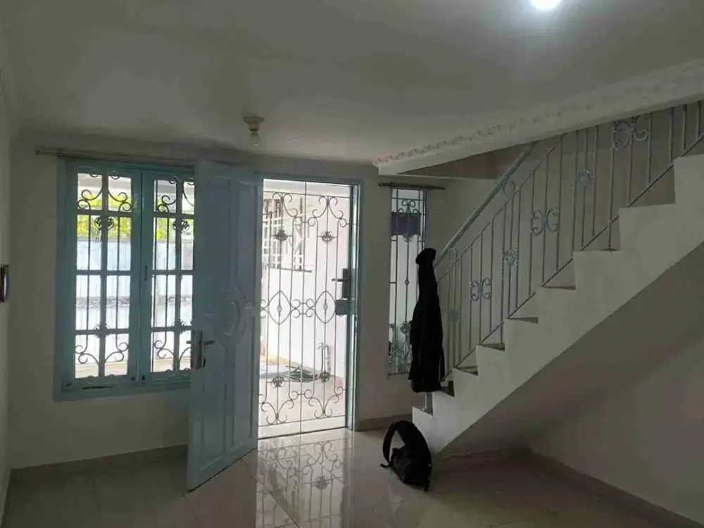 Disewakan  Rumah Taman  Palem  Lestari, Jakarta Barat