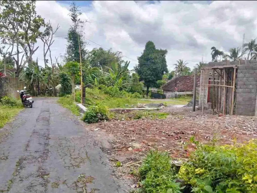 tanah luas 131m2 dibarat pasar pakem jl Kaliurang km 16