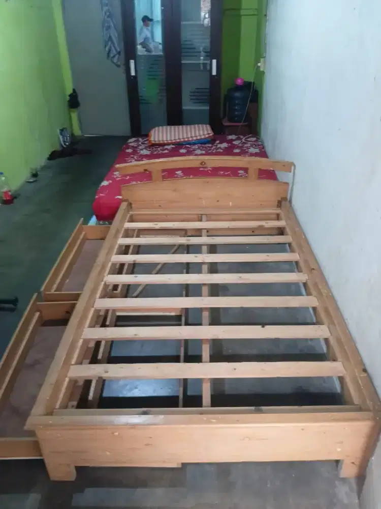 Ranjang kayu jati borneo ukuran 120x200 no. 3 ada lacinya