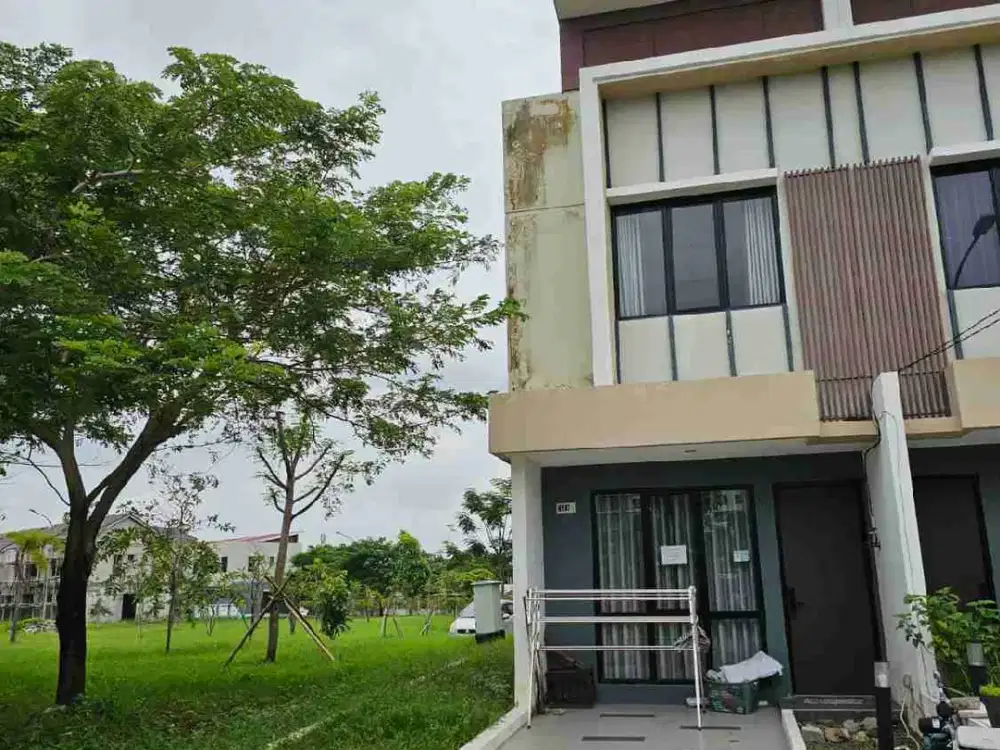 DISEWAKAN RUMAH HOEK ROYAL PALM BLOSSOM