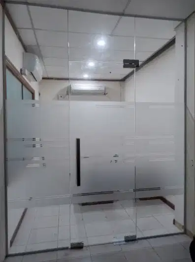 stiker kacafilm Spesialis Jasa Pasang Stiker Kaca Sunblast kaca film