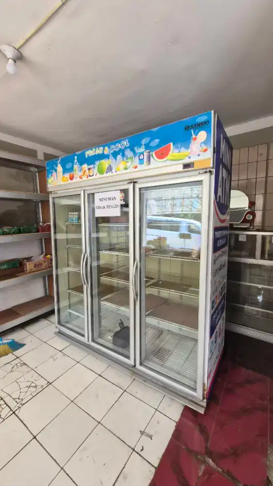 Dijual showcase 3 pintu second masih bagus