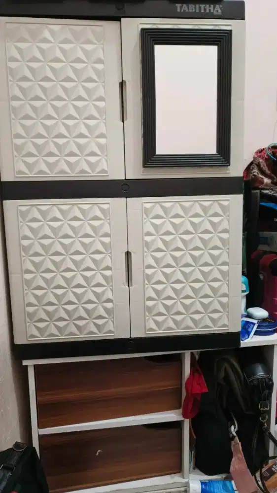 lemari baju dan meja tv