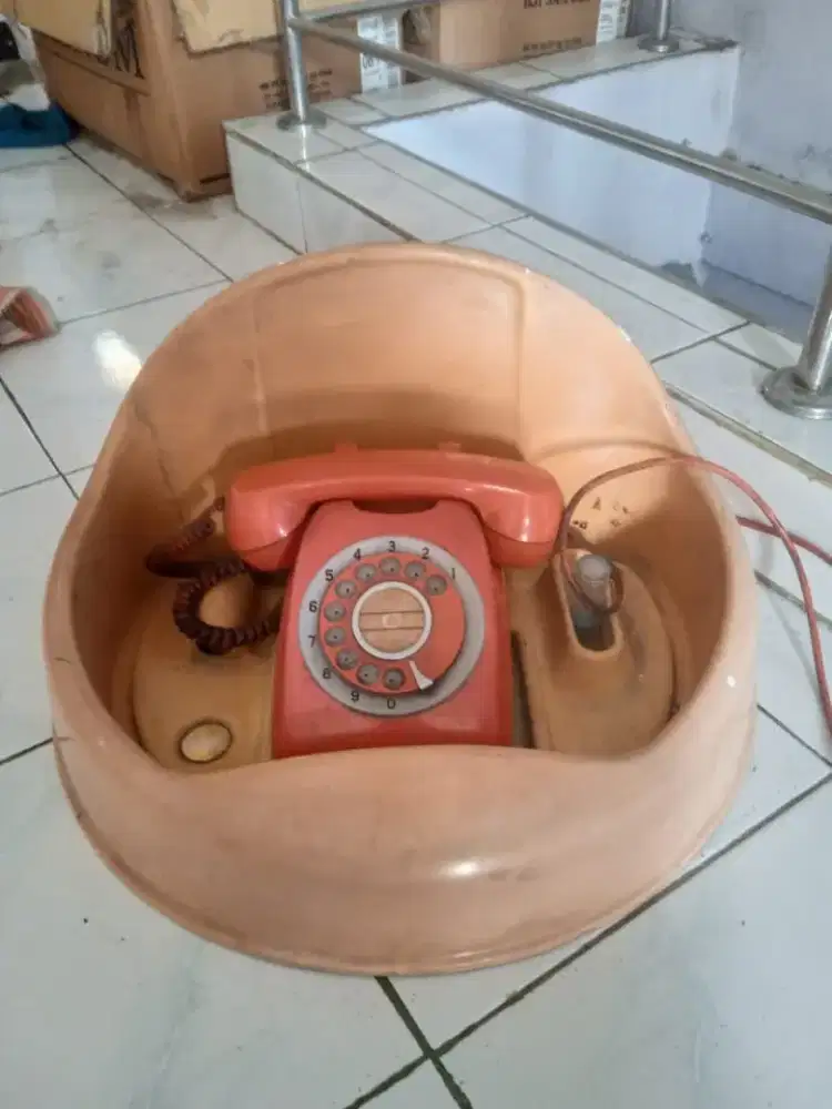 Telepon Jadul dan Gantungan Boxnya