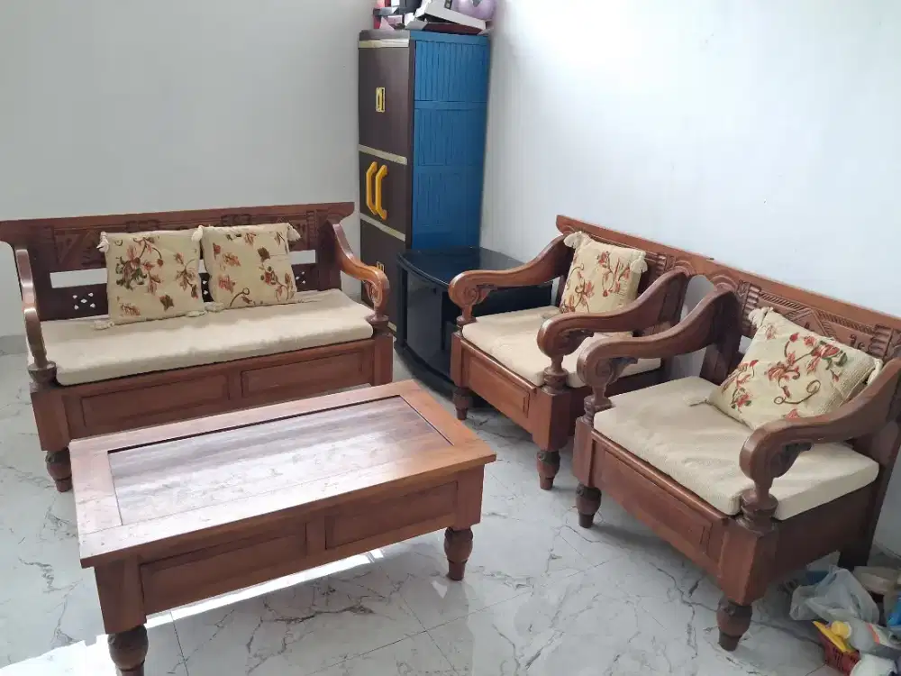 Satu set kursi tamu kayu jati