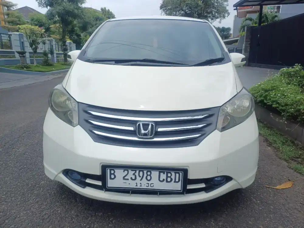 Honda Freed PSD 2011 Putih Pakaian Sendiri kondisi bagus skl Spt baru