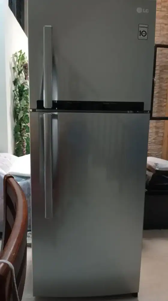 Dijual kulkas 2 pintu 350 liter merk LG