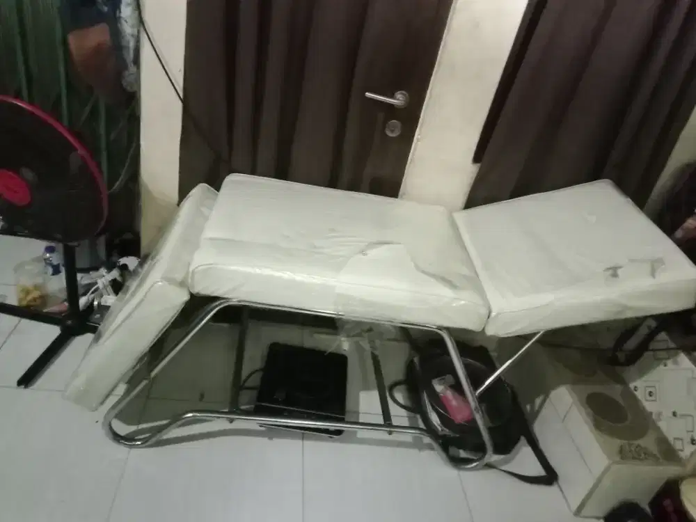 Jual kursi salon kondisi ok.. Dgn kenyamanan pkai 100%