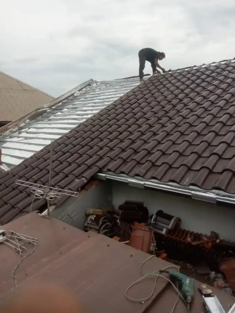 Bongkar pasang atap baja ringan