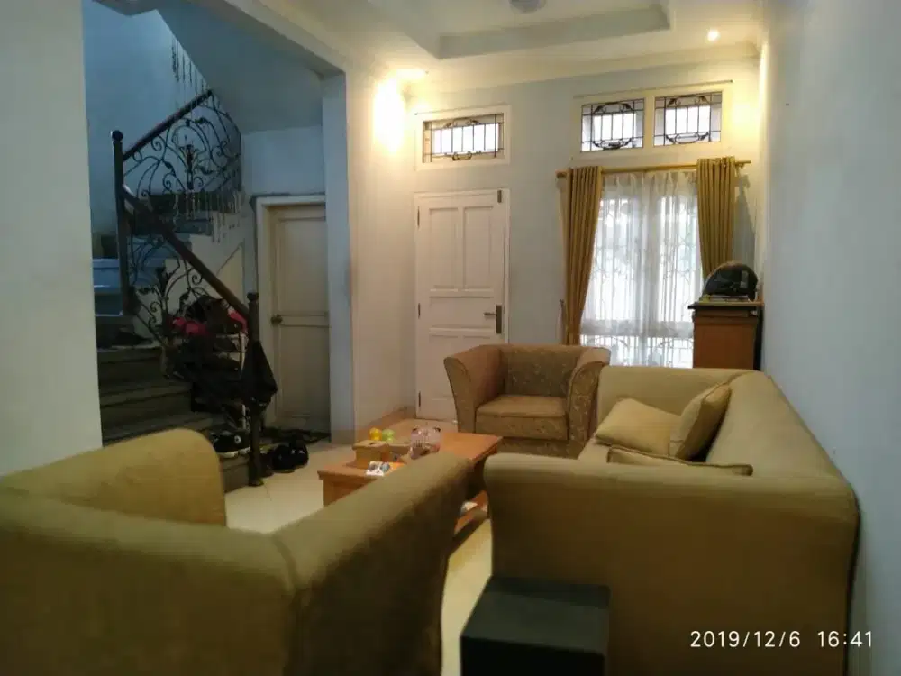 rumah dua lantai dan cafe cipedes