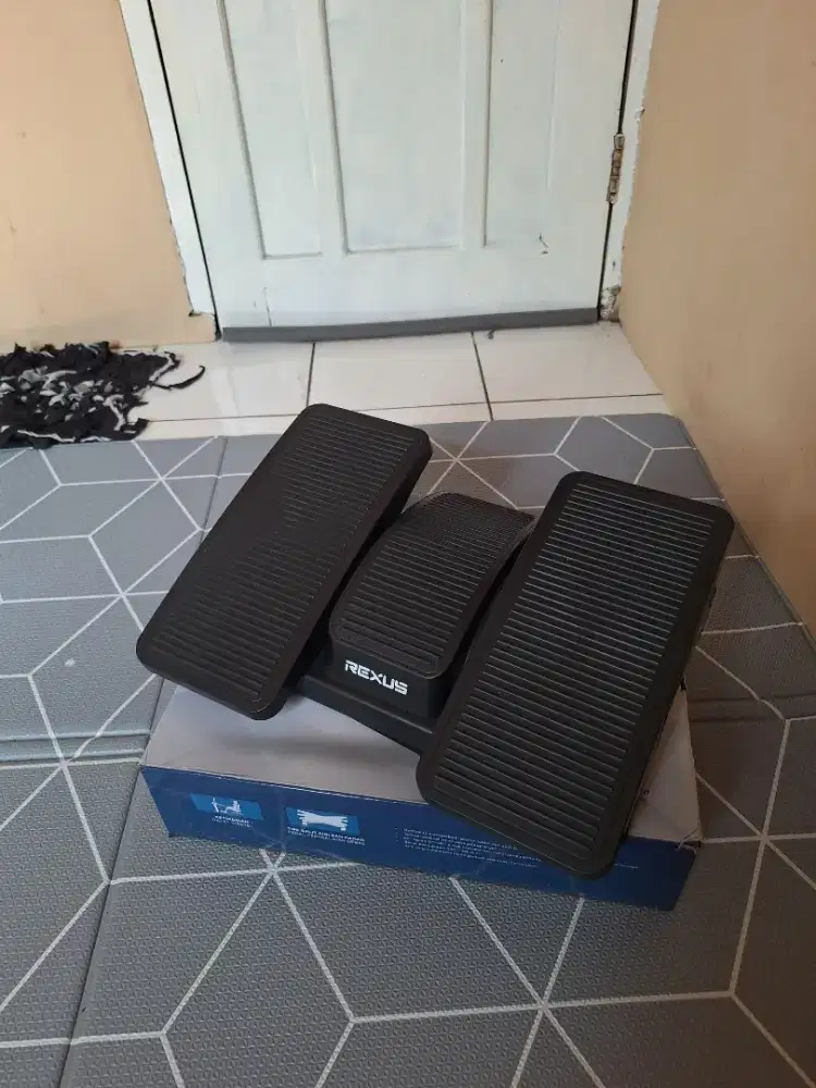 Dijual Rexus Ergonomic Footrest Angle Pedesta