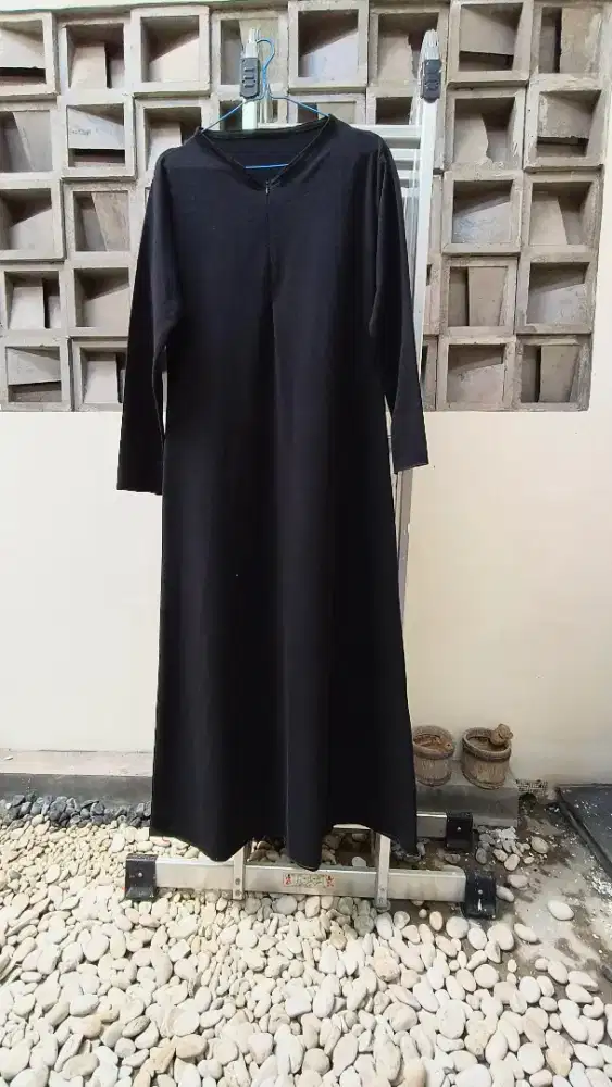 Terusan kaos hitam, dan dress tanktop bermotif