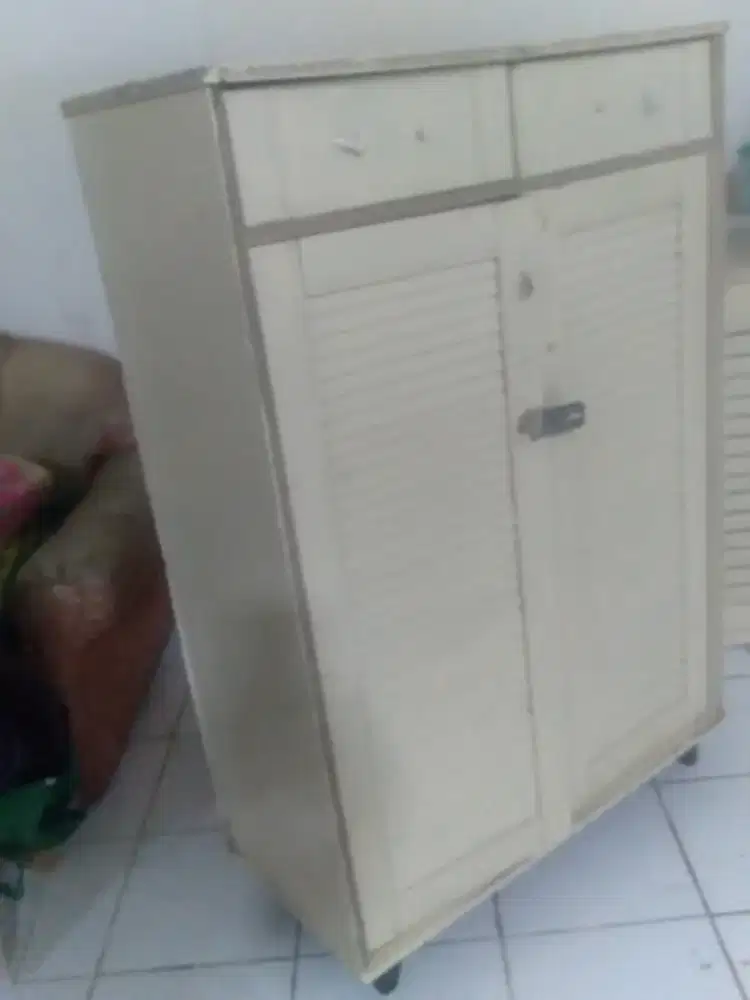 Lemari pakaian sedang